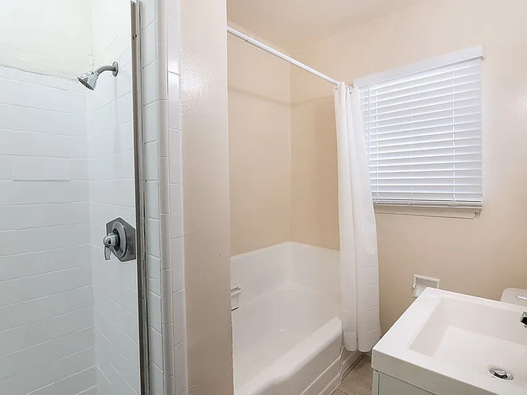 Crenshaw Park Apartments — Photo 31
