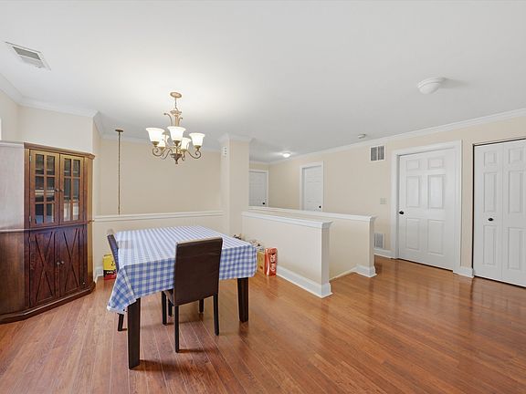 5th image of 1059 E Wilson Ave