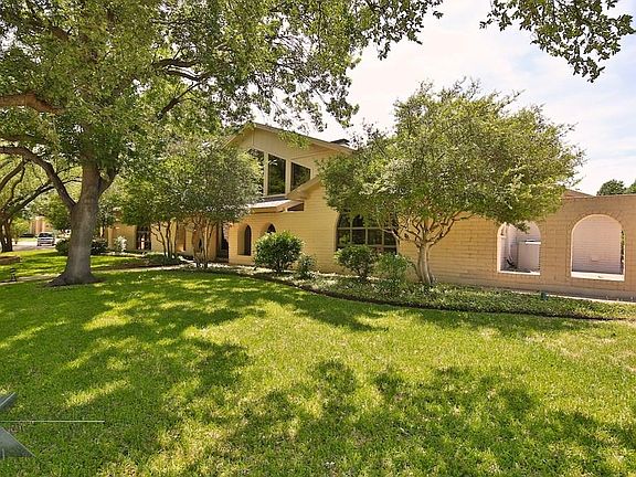 2nd image of 4 Turnberry Cir