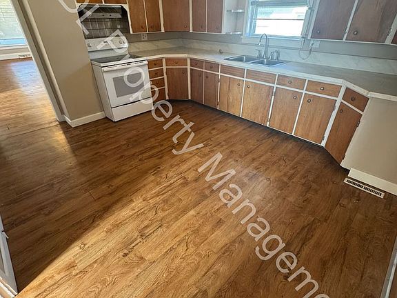 3rd image of 814 Cass St