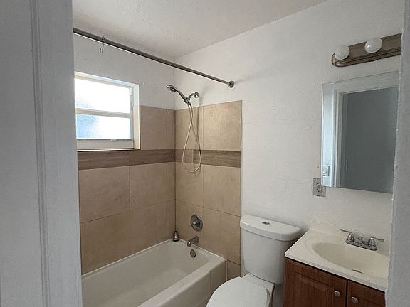 3rd image of 821 9th St #1