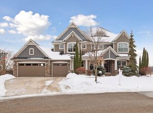 22 Leaf Wing Dr, North Oaks, MN 55127