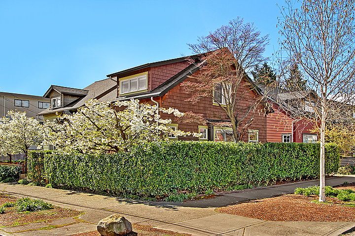 Corner lot w/private yard
