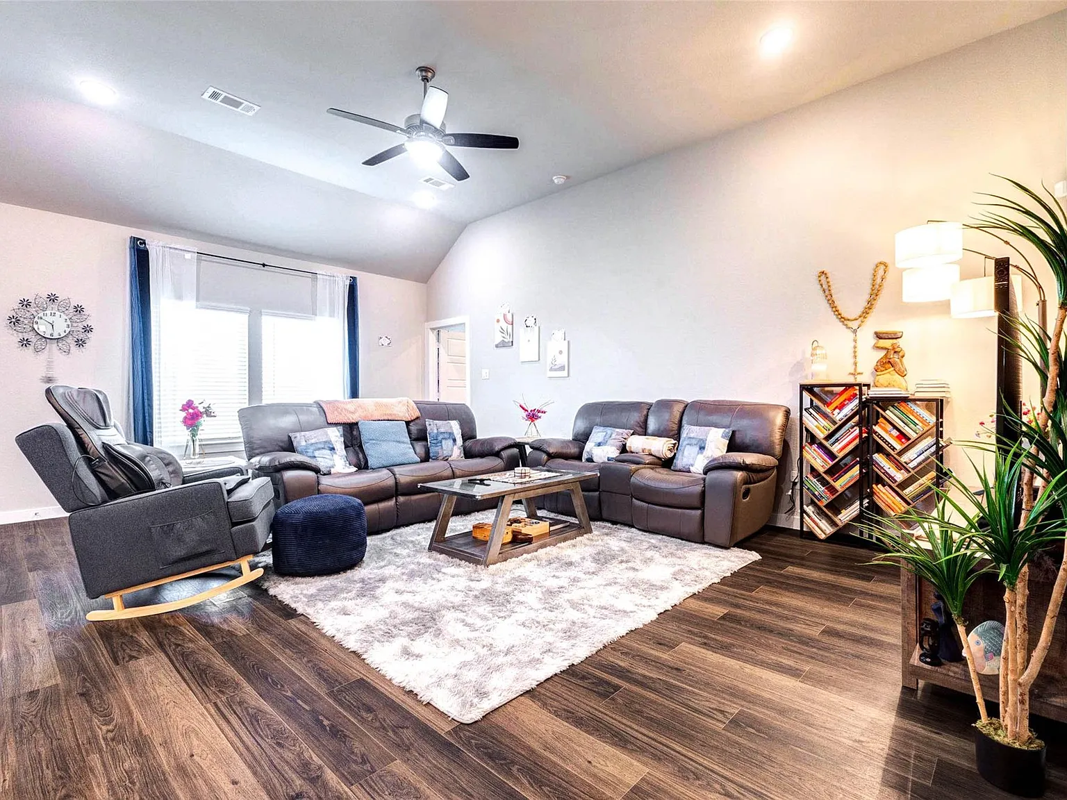 4 bed, 3.5 bath, 2488 sqft, $2,900 — Photo 3
