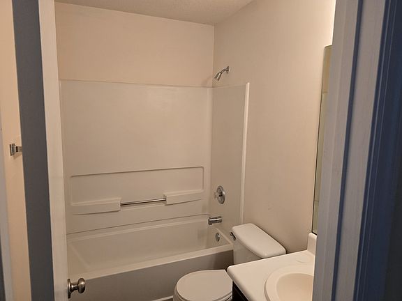 5th image of 60 Leeward Dr