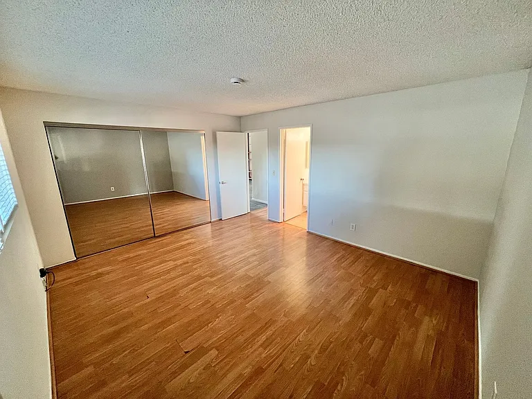 1045 E 3rd St #3 — Photo 11