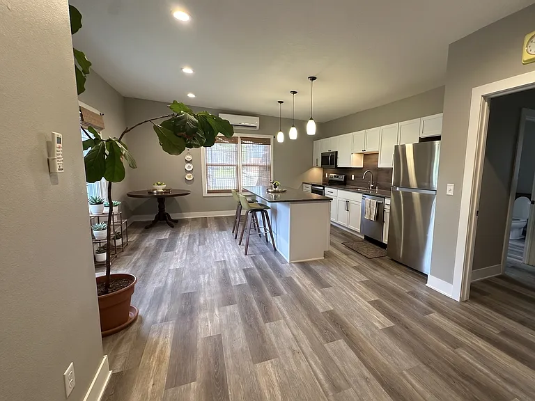 4050 Ingersoll Ave — Photo 2