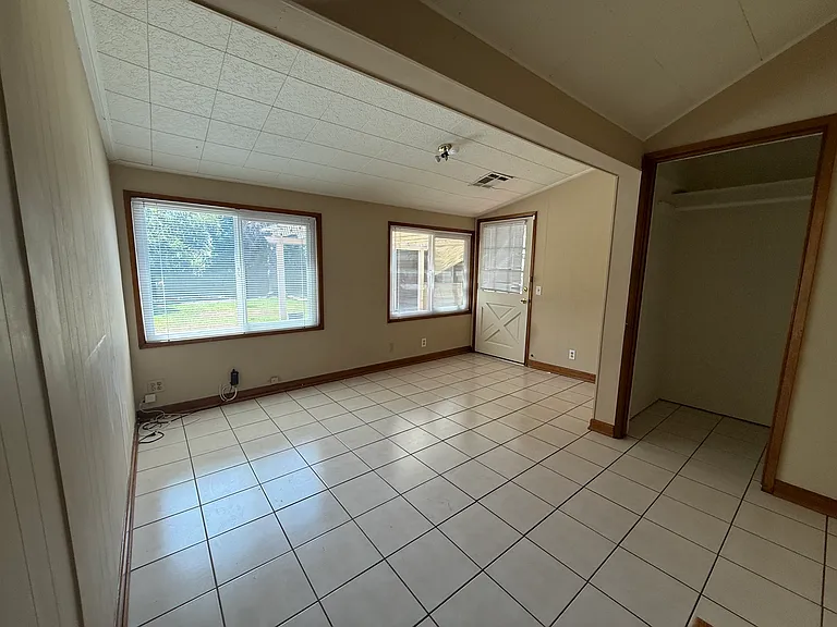 Flexible space (den/hobby space/home office/extra bedroom)
