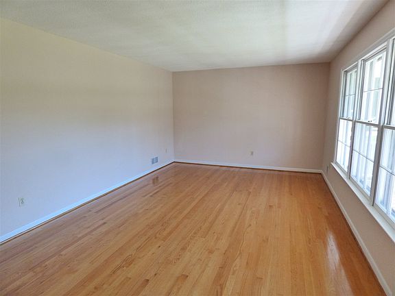 5th image of 440 Royal Oak Dr