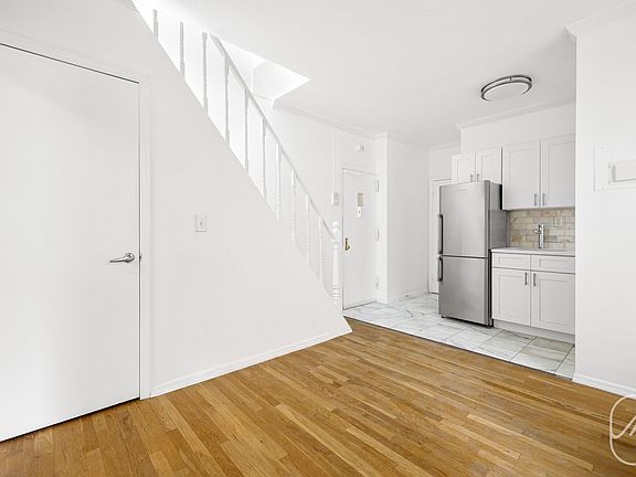 3rd image of 403 E 8th St APT 20