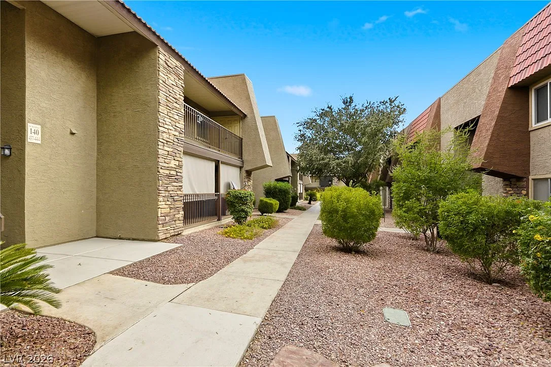 2 bed, 1.0 bath, 816 sqft, $1,225 — Photo 3