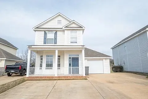 923 Saint Andrews Ln — Photo 1