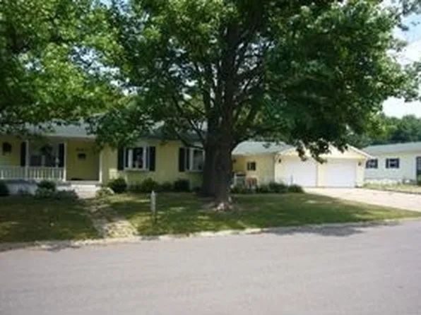 301 Dorris Dr, Fairfield, IL 62837