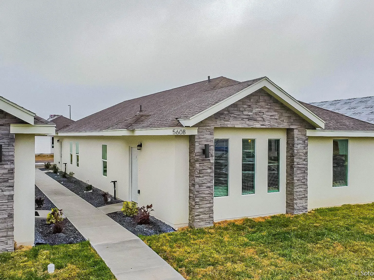3 bed, 1100 sqft, $1,200 — Photo 2
