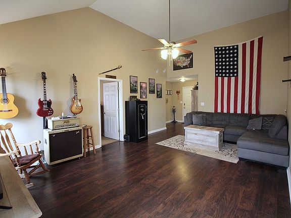 5th image of 512 Oakmont Dr