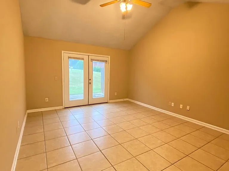 1139 Northlake Dr — Photo 3