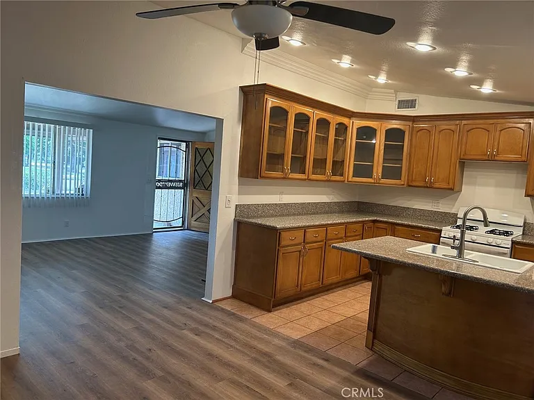 1276 Evergreen St — Photo 3