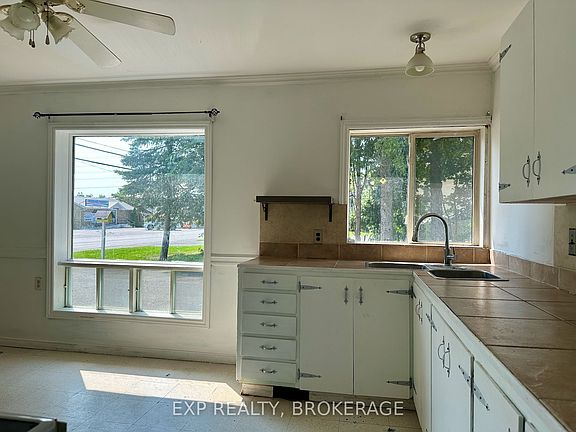 5th image of 2295 Sydenham Rd