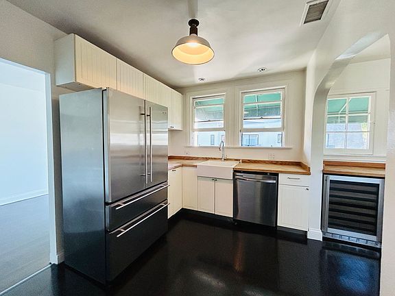 4th image of 8159 Willoughby Ave #903