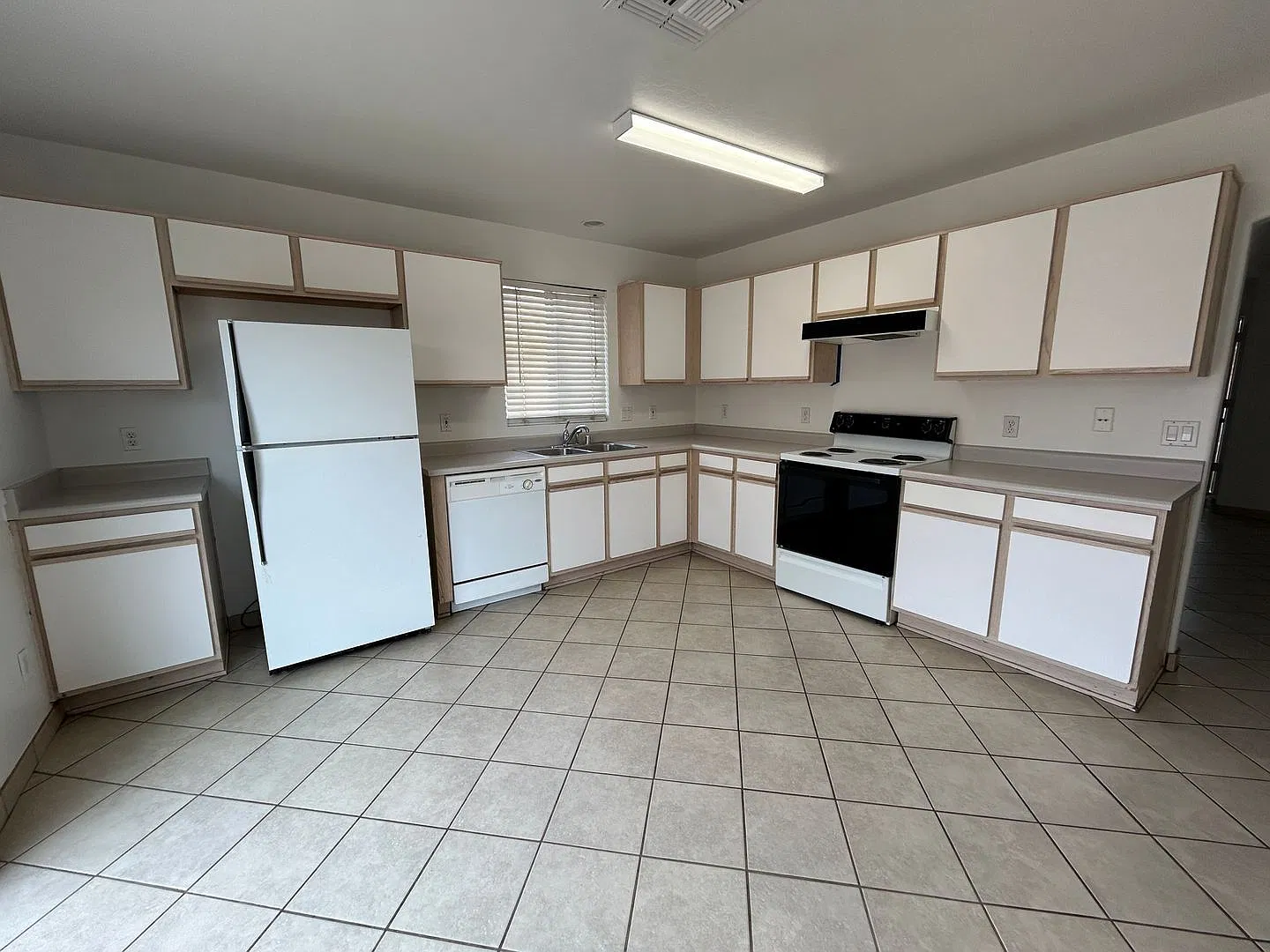 2 bed, 2.0 bath, 956 sqft, $1,600 — Photo 2