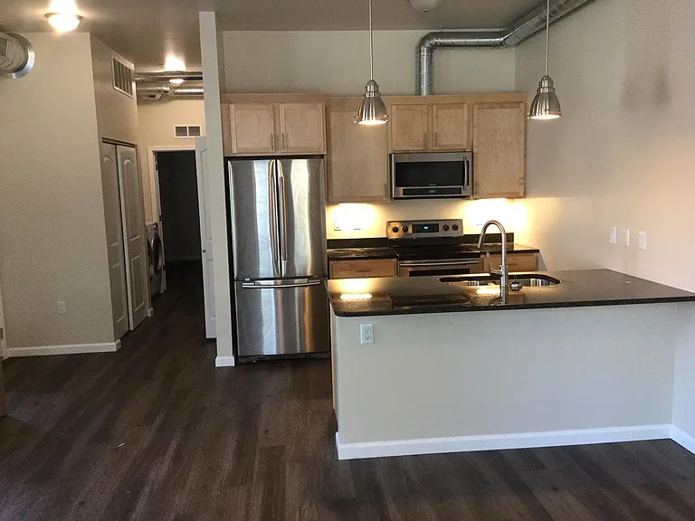 102 16th Ave SW #1 — Photo 1