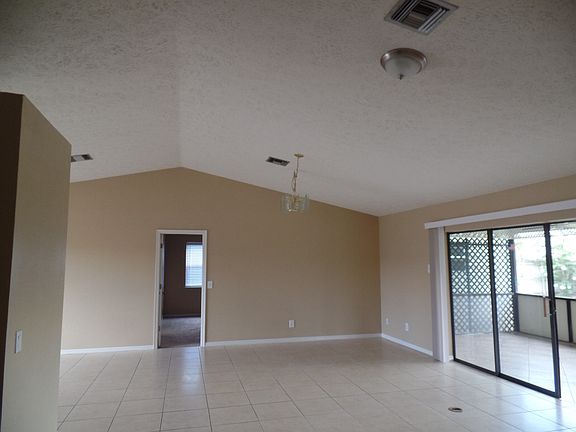 314865_Living 2