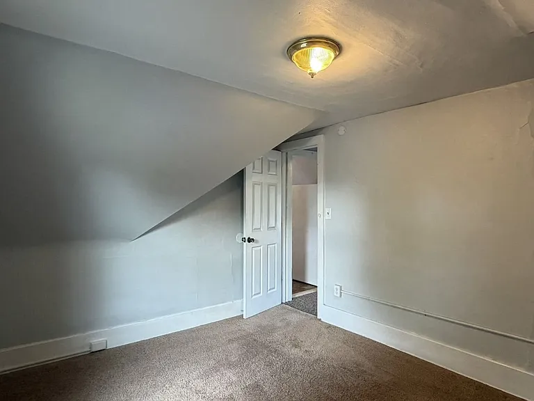810 E Division St — Photo 12