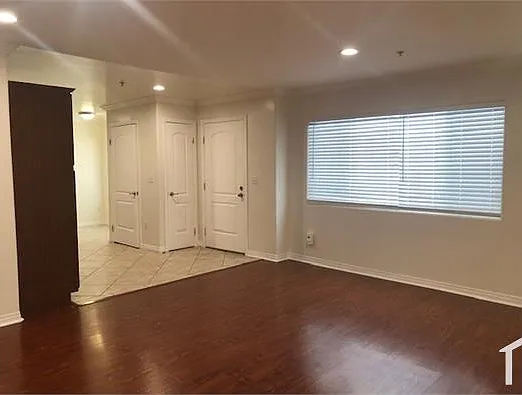 3 bed, 1350 sqft, $3,668 — Photo 4
