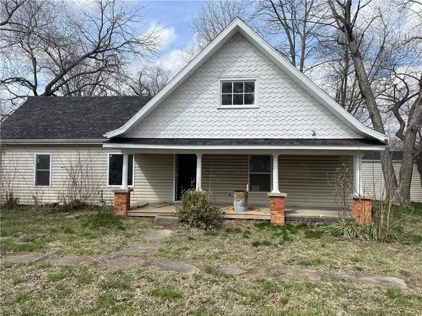 301 Pearl St, East Lynne, MO 64743