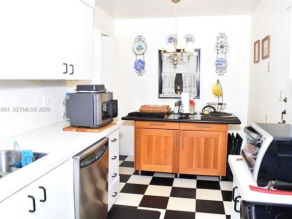 4th image of 1300 Saint Charles Pl APT 617
