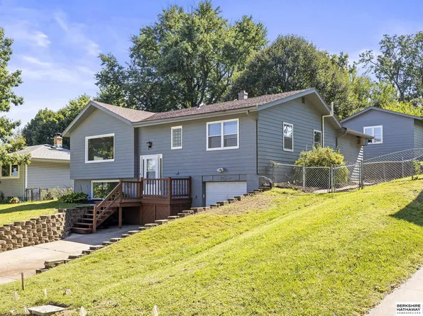 8915 Valley St, Omaha, NE 68124