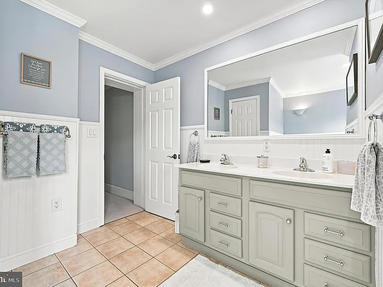 357 E Hector St — Photo 22