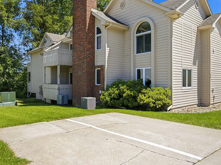 401 SE Lowell Dr #4 — Photo 1
