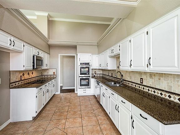 4th image of 11016 Amelina Ln