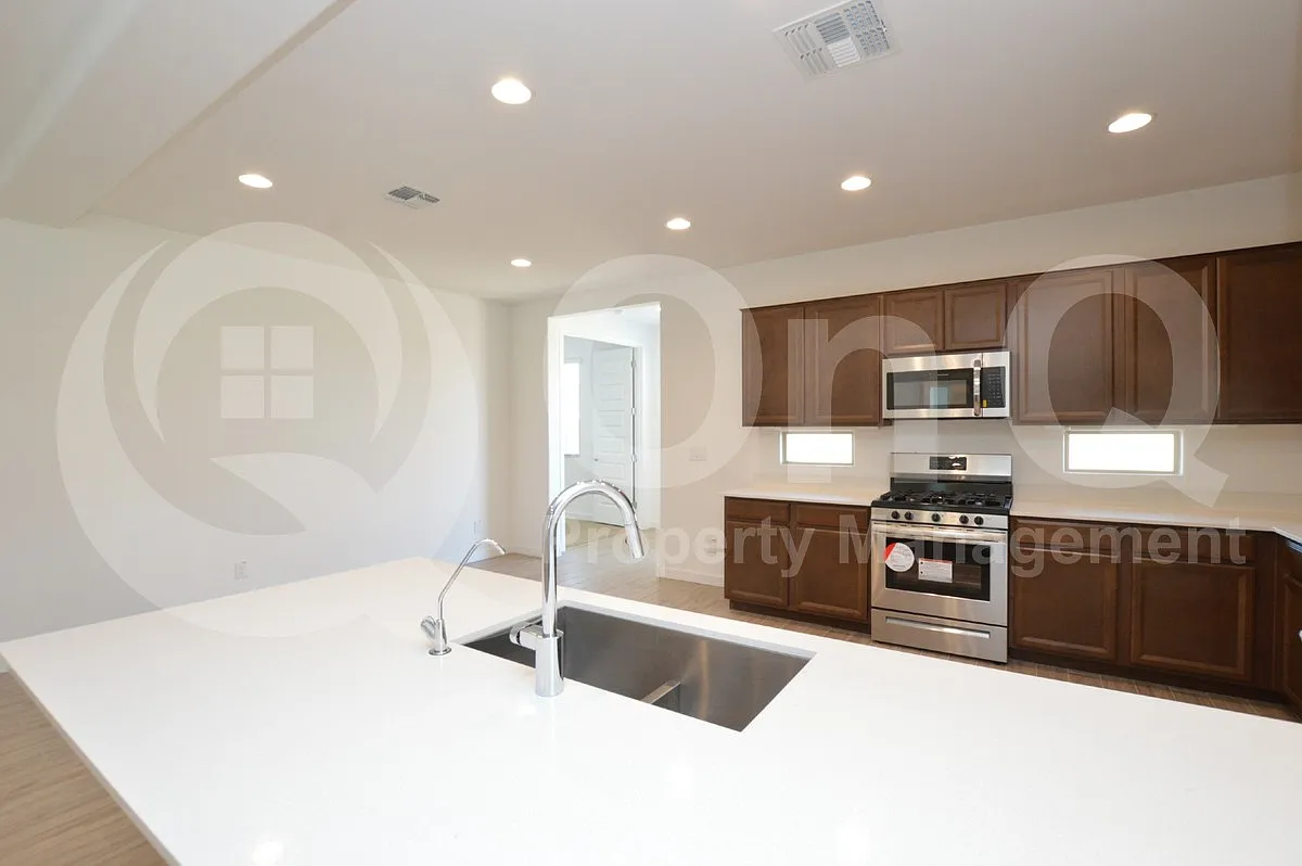 4 bed, 2.0 bath, 1797 sqft, $2,295 — Photo 3