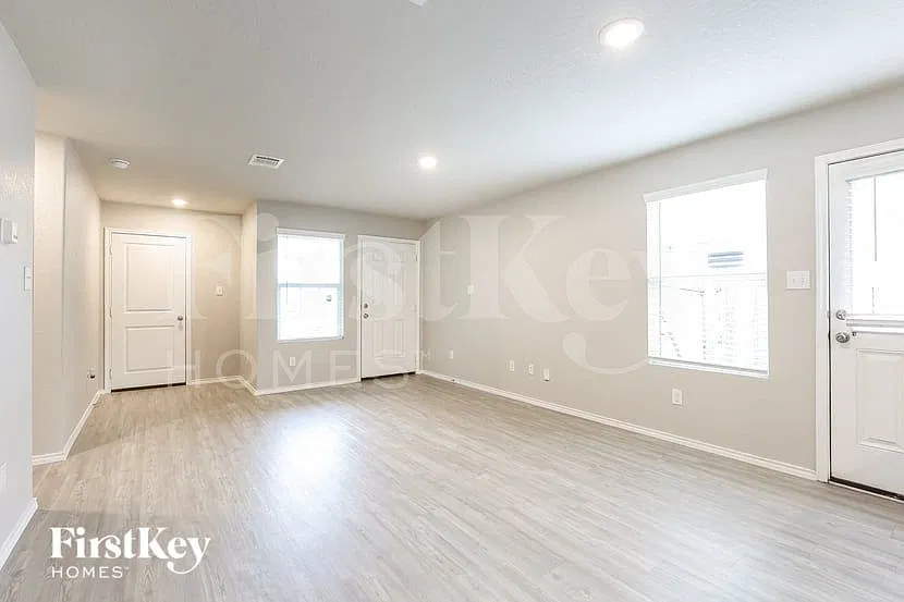 3 bed, 2.0 bath, 1016 sqft, $1,635 — Photo 4