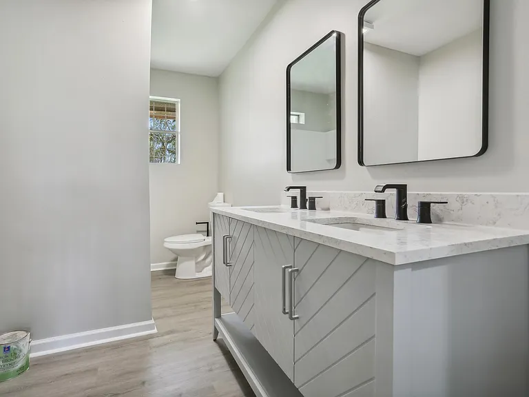 4624 Wells St — Photo 2