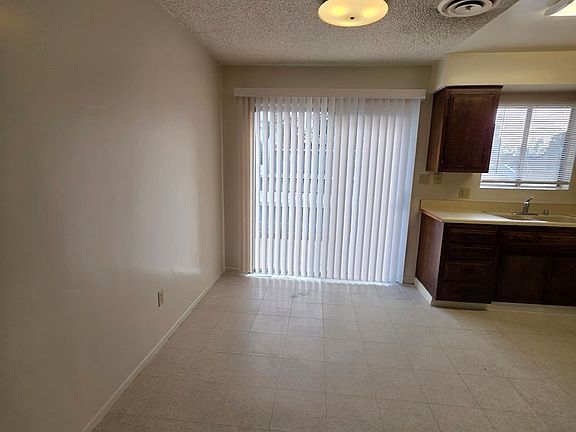 3rd image of 5101 Appleblossom Dr #8