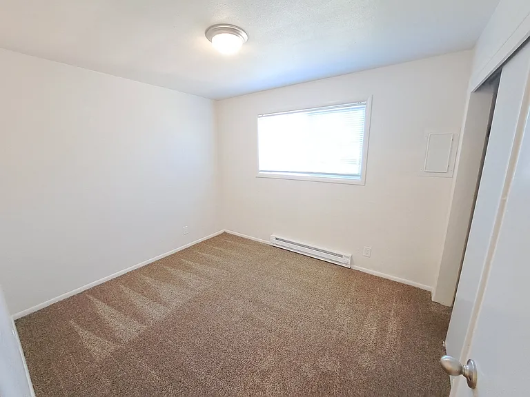 Island Park Apartments — Photo 9