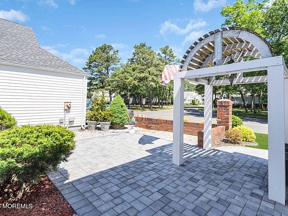 5th image of 98 Longwood Drive