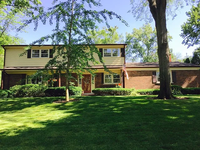 160 Marion Ave photo 1