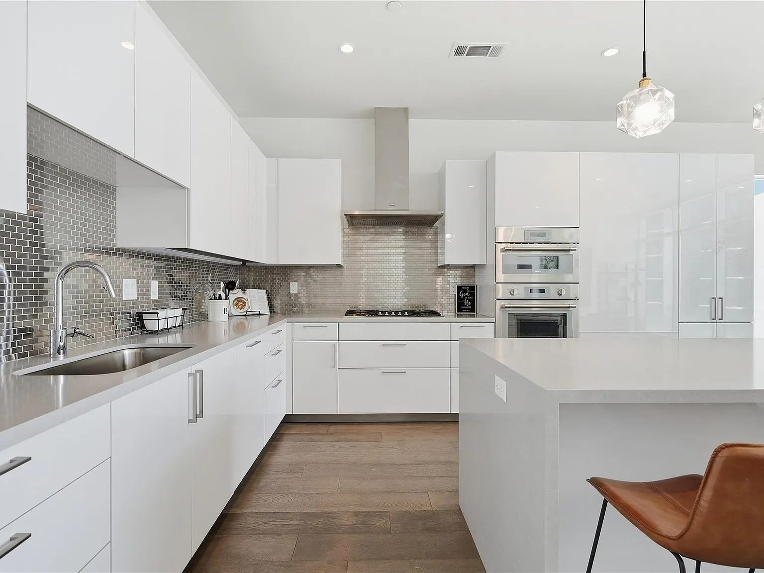 2 bed, 2.5 bath, 1539 sqft, $5,480 — Photo 4