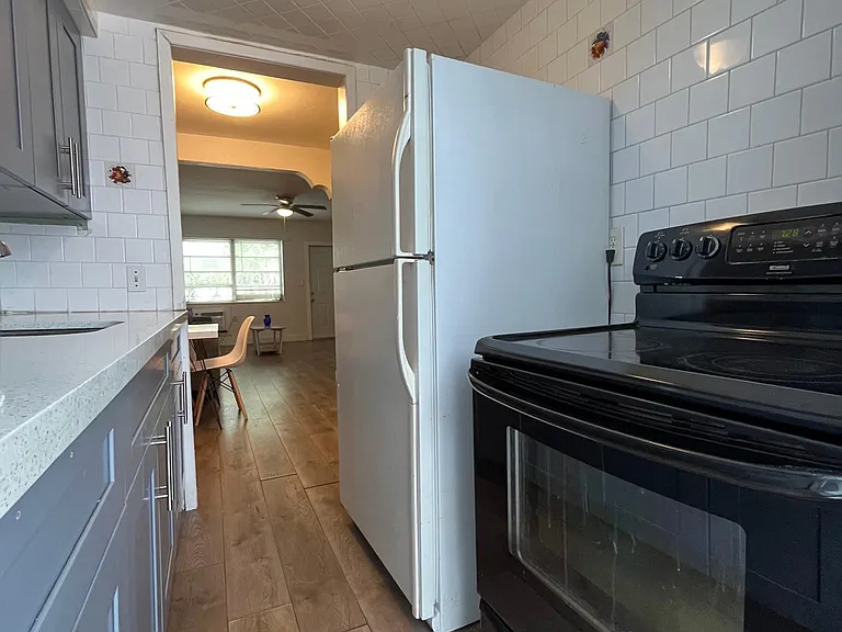 7630 Byron Ave #5 — Photo 6