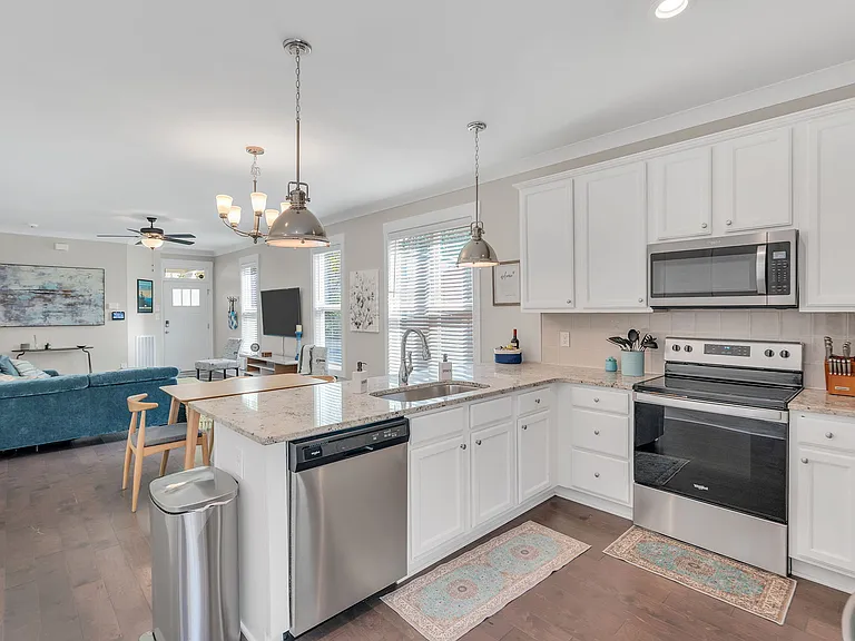 510 Eugene St — Photo 8