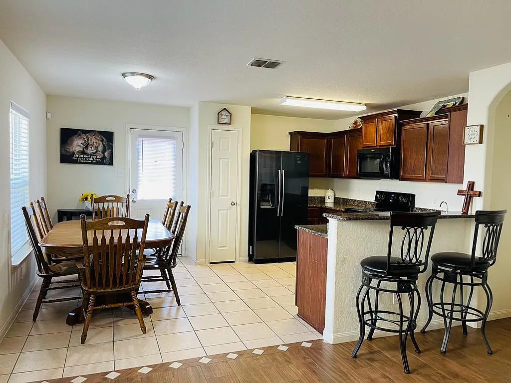 3 bed, 1188 sqft, $1,650 — Photo 3
