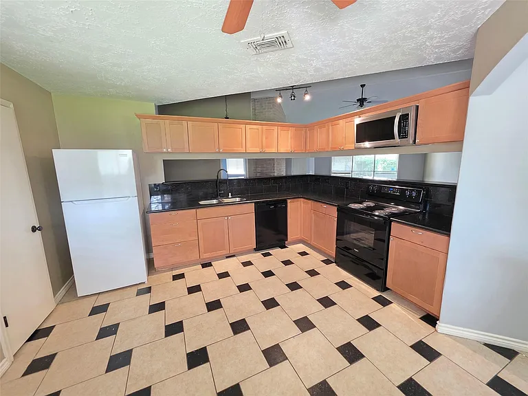 8607 Knoll Forest Dr — Photo 2