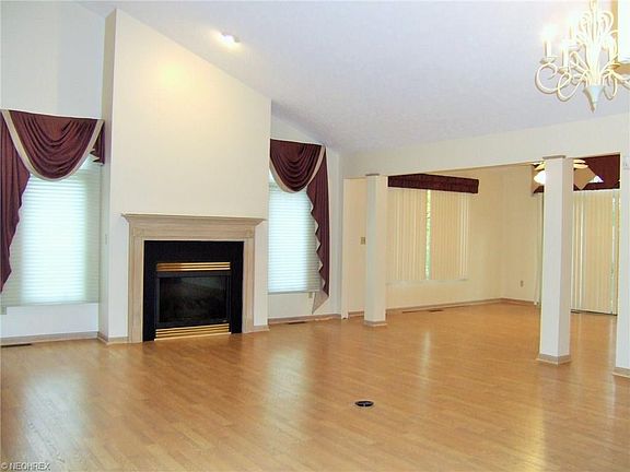 4th image of 19314 Charter Ln