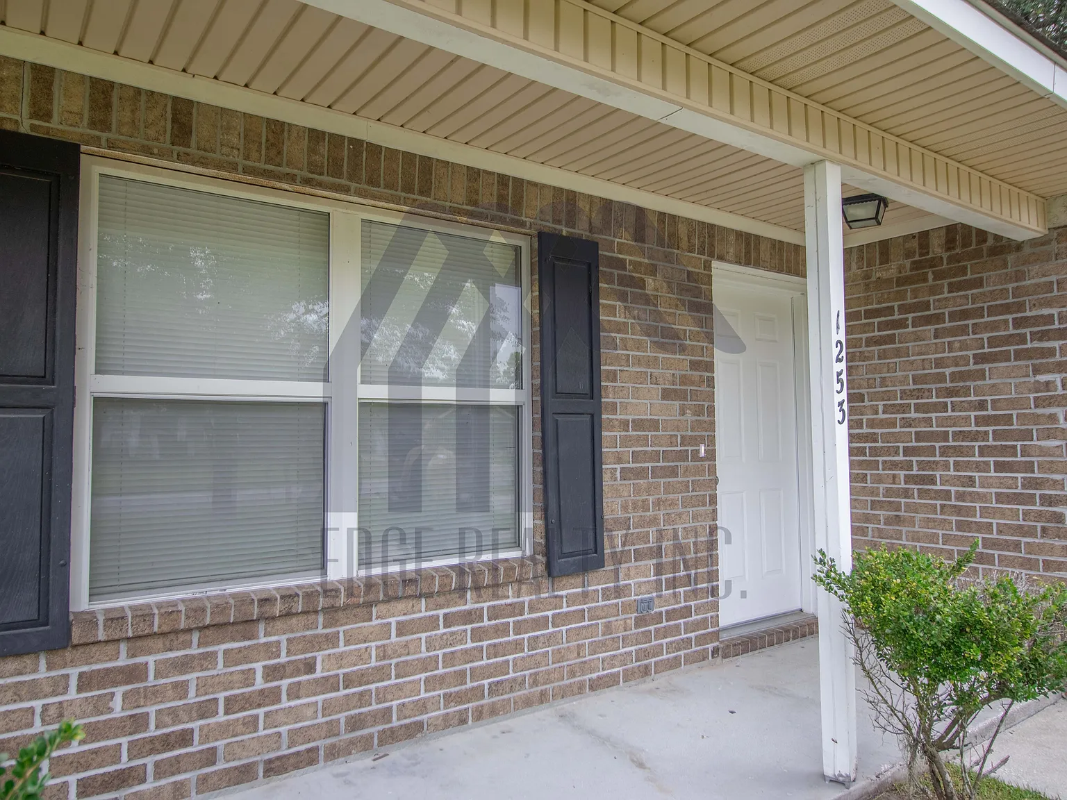 1253 Roberts Way - 1 — Photo 4