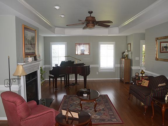 Living with Fireplace/Gas Lo