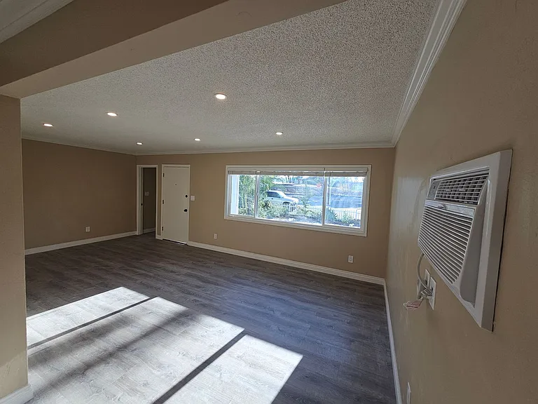 691 Graves Ave — Photo 8